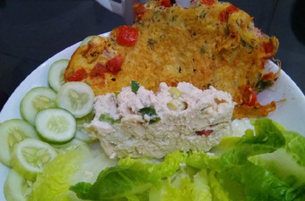 Langkah Mudah untuk Membuat Omlete bihun,tahu kukus,letuce dan timun(makan siang) yang Menggugah Selera