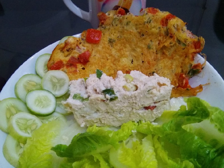 Langkah Mudah untuk Membuat Omlete bihun,tahu kukus,letuce dan timun(makan siang) yang Menggugah Selera