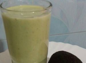 صورة لوصفة عصير أفوكادو بالتمر و الموز