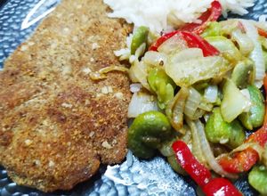 Una foto de Milanesas de pollo al horno con habas salteadas 🥰