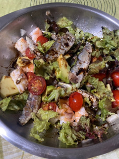 Una foto de Ensalada de aguacate y sardinilla