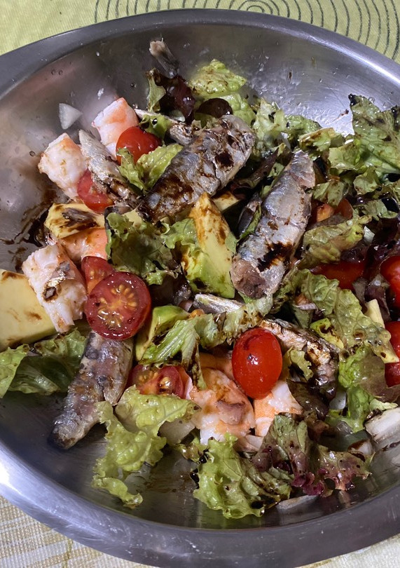 Una foto de Ensalada de aguacate y sardinilla