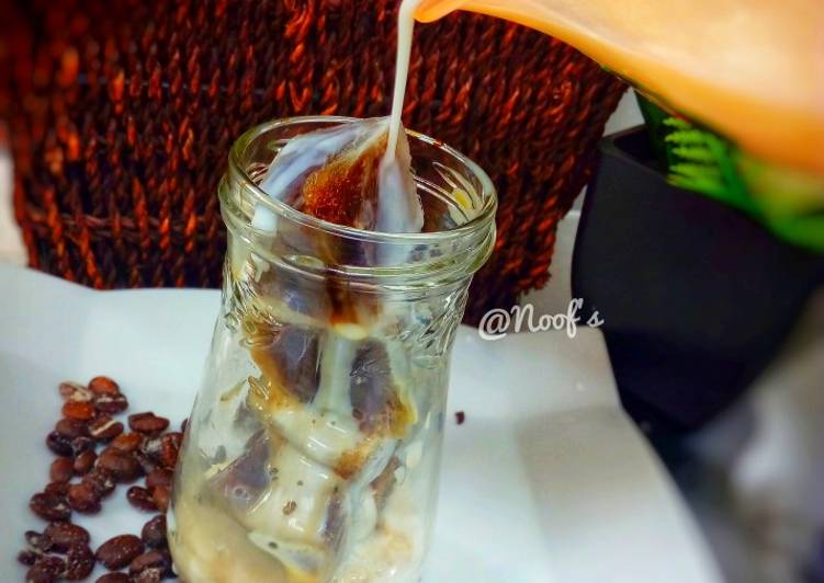 Iced Café Con leche // Spanish Iced Coffee (my way)