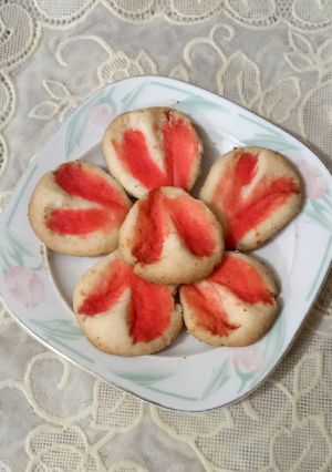 A picture of Biscuits rose flavour 🍥🍣.