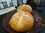Una foto de pan de campo con harina 000