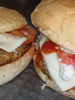 वेज आलू टिक्की बर्गर (veg aloo tikki burger recipe in Hindi) रेसिपी मुख्य फोटो