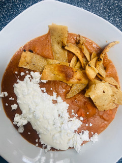 Una foto de Crema de frijol y chorizo