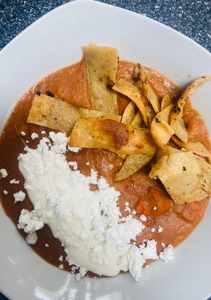 Una foto de Crema de frijol y chorizo