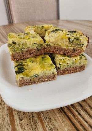 Una foto de Cuadrados de cebolla, puerro, zucchini y queso 🧀