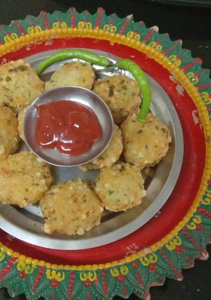 A picture of Sabudana peanut aloo vada.