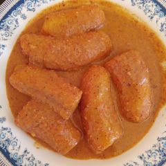 A picture of Peanut sauce and matoke.