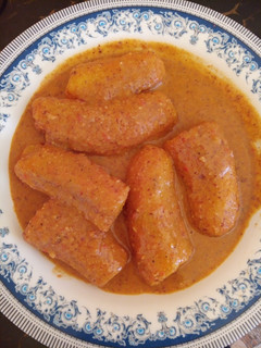 A picture of Peanut sauce and matoke.