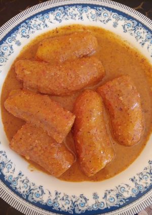 A picture of Peanut sauce and matoke.