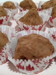 Una foto de Trufas de chocolate y naranja con cobertura de cacao puro en polvo