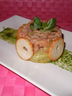 Una foto de Tartar de salmón y guacamole
