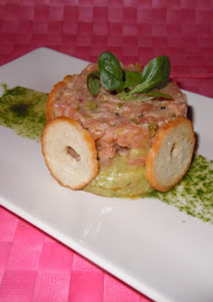 Una foto de Tartar de salmón y guacamole
