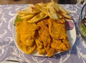 Foto principal de Filetes de pollo empanados con patatas al horno