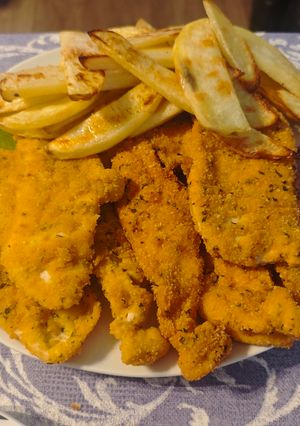 Una foto de Filetes de pollo empanados con patatas al horno