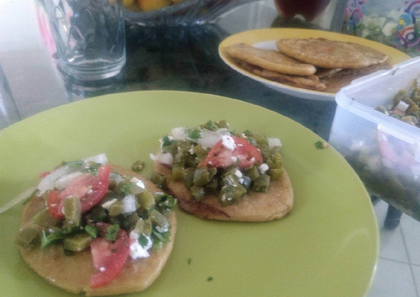 Tlacoyos con ensalada de nopales