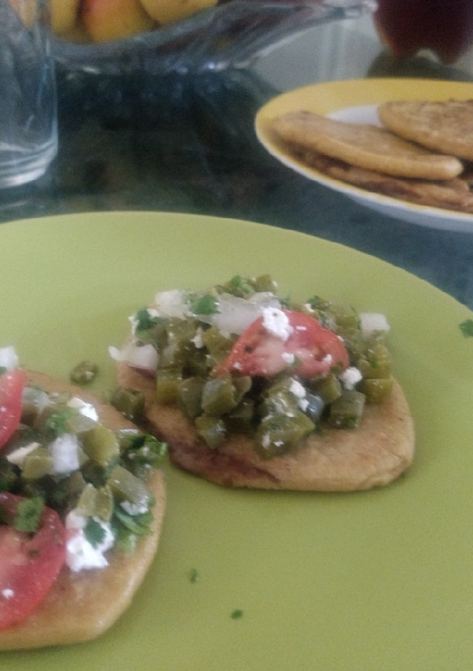 Una foto de Tlacoyos con ensalada de nopales