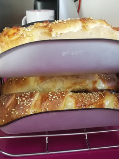 Una foto de Pan de leche relleno de queso y pavo