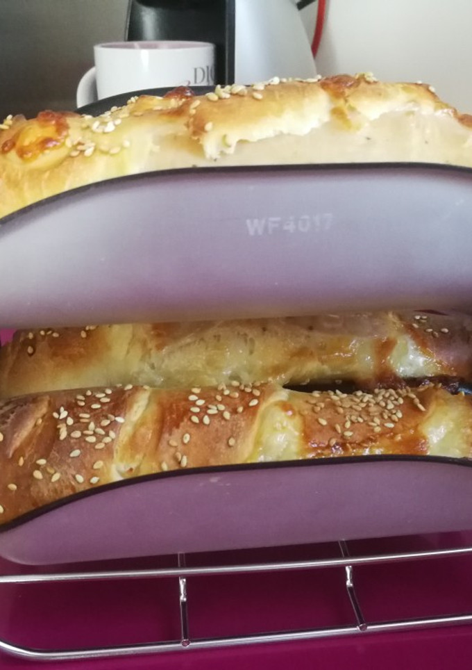 Una foto de Pan de leche relleno de queso y pavo