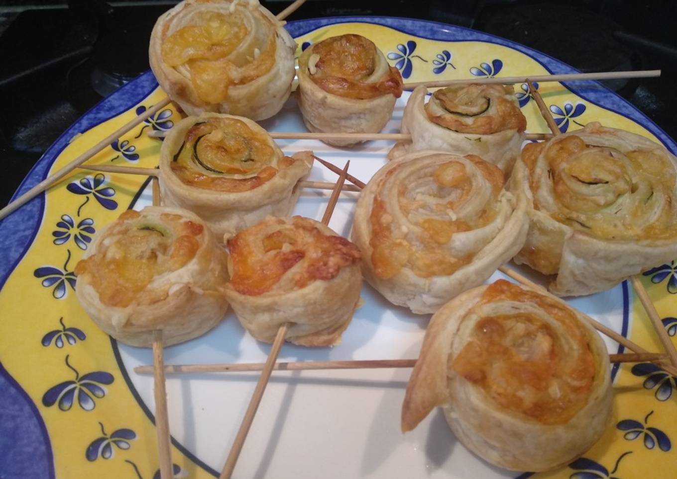 Piruletas de hojaldre rellenas de queso, calabacín y zanahoria