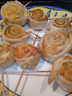 Una foto de Piruletas de hojaldre rellenas de queso, calabacín y zanahoria