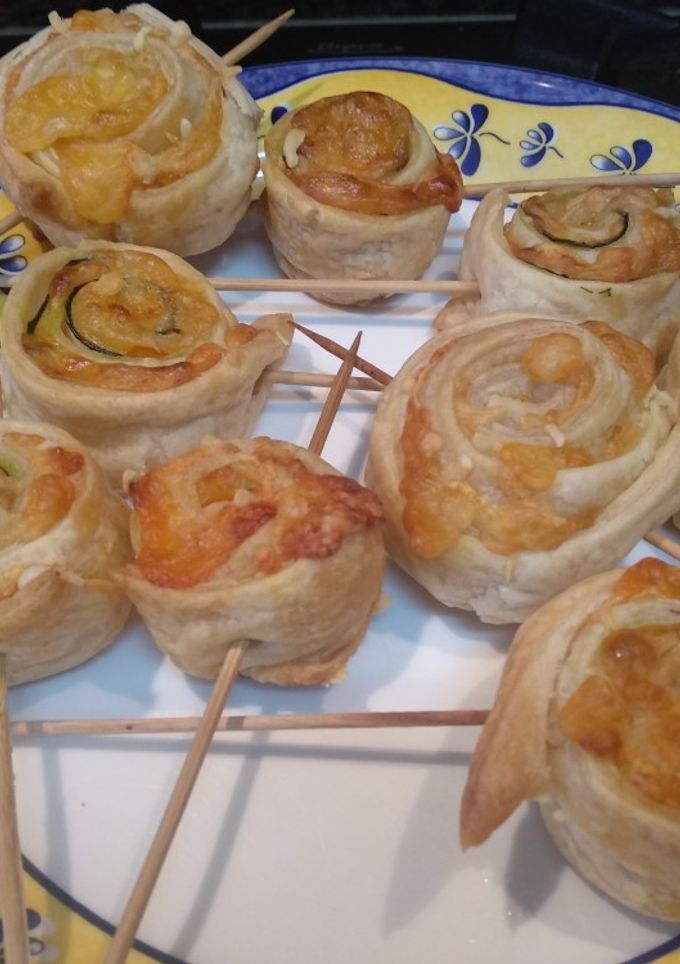 Una foto de Piruletas de hojaldre rellenas de queso, calabacín y zanahoria