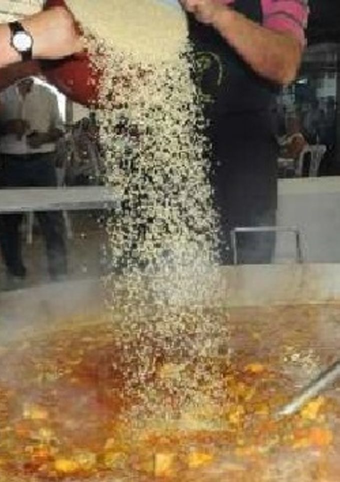 Una foto de Paella gigante