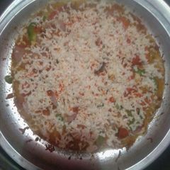 A picture of Pizza in Pan.