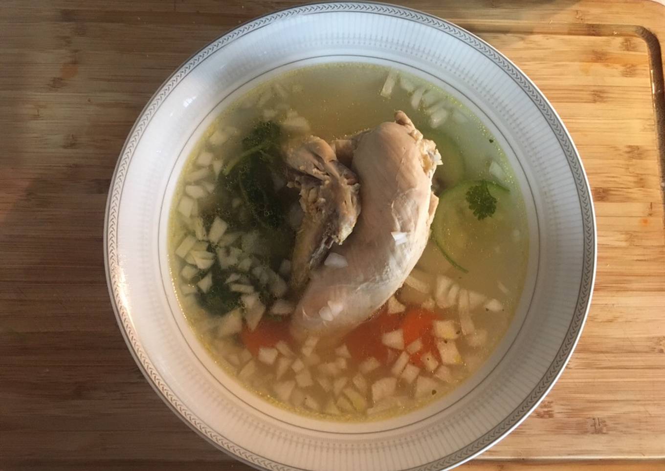 Caldo sencillo de pollo estilo michoacan
