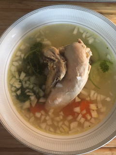 Una foto de Caldo sencillo de pollo estilo michoacan