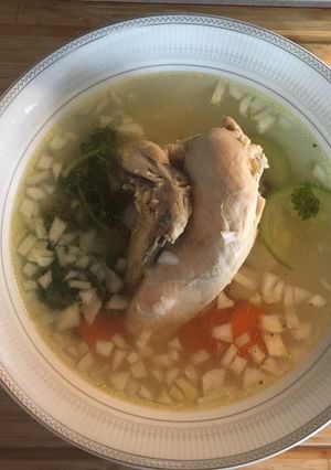 Una foto de Caldo sencillo de pollo estilo michoacan