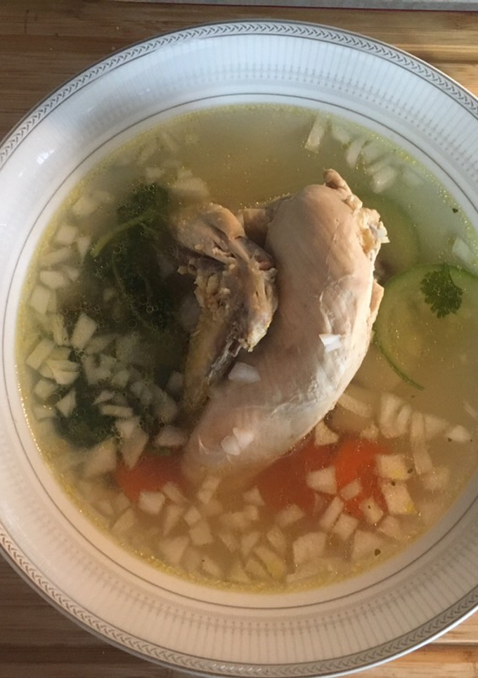Una foto de Caldo sencillo de pollo estilo michoacan