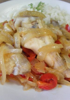Una foto de Pollo encebollado