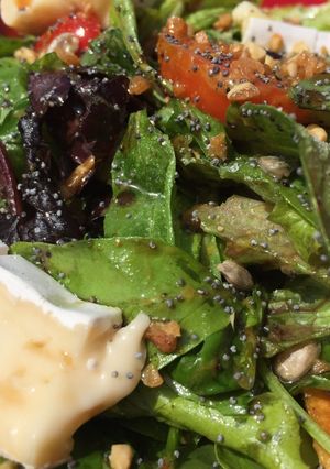 Una foto de Ensalada de verdes, semillas, tomate, queso brie y croutons