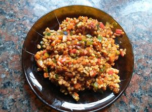 Una foto de Wok de cebada perlada con vegetales