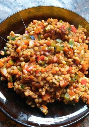 Una foto de Wok de cebada perlada con vegetales