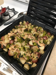 Una foto de Pechugas de pollo con vegetales al horno