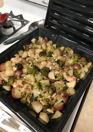 Una foto de Pechugas de pollo con vegetales al horno