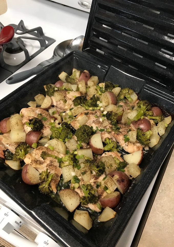 Una foto de Pechugas de pollo con vegetales al horno