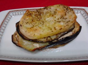 Foto principal de Mil hojas de patatas y berenjenas especiadas