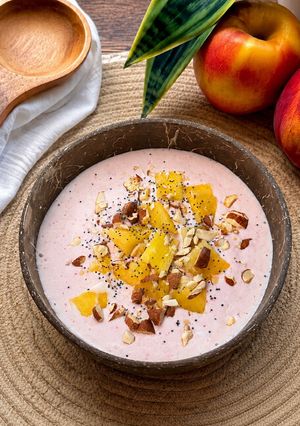 Una foto de Yogur de plátano, fresas y nectarina