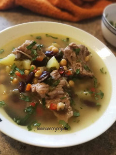 Una foto de Espinazo de cerdo con patata en sopa para toda familia