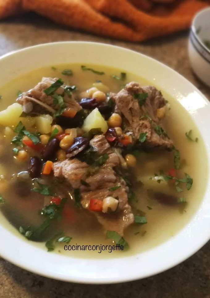 Una foto de Espinazo de cerdo con patata en sopa para toda familia