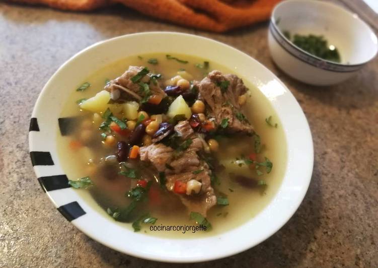 Espinazo de cerdo con patata en sopa para toda familia