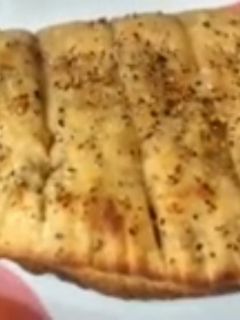 ગાર્લિક બ્રેડ (Garlic Bread Recipe In Gujarati) રેસીપી મુખ્ય ફોટો