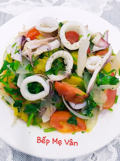 A picture of Mực xào cà chua,thơm,hành tây,rau cần.