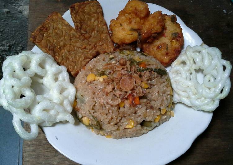 Resep: Nasi Sawi Putih,Tempe Bumbu Racik,Perkedel Jagung yang Enak